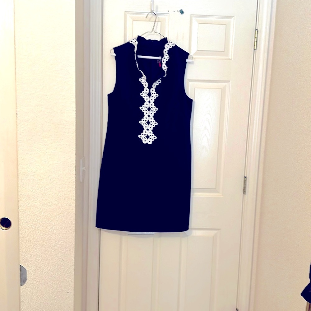 Super cute timeless Vince Camuto dress. Navy blue, mid length.